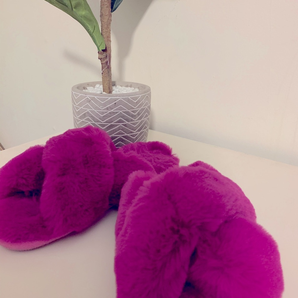 LOFT Size 9/10 Fuschia Criss-Cross Slippers